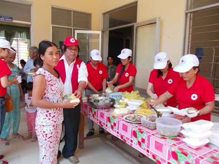 Những bệnh nhân nghèo nhận “suất ăn tình thương” tại Bệnh viện huyện Trà Bồng.