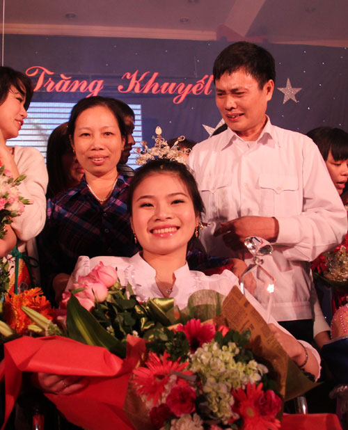 Nguyễn Thị Ánh Ngọc rạng rỡ trong giây phút đăng quang ngôi vị Hoa hậu người khuyết tật Việt Nam