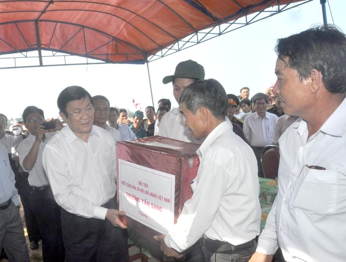 Chủ tịch nước Trương Tấn Sang tặng quà cho Nghiệp đoàn nghề cá Lý Sơn.