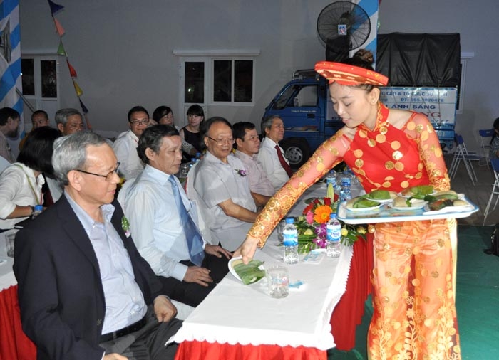 Đại biểu được thưởng thức món bánh dày được lễ hội văn hóa.