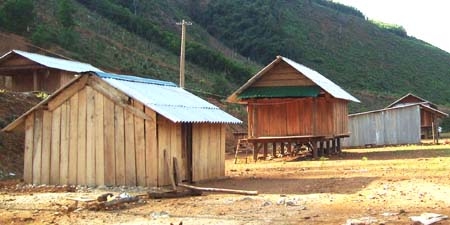 Những ngôi nhà TĐC bị bỏ hoang ở khu TĐC Mang Po, thôn Làng Bung, xã Sơn Ba.           