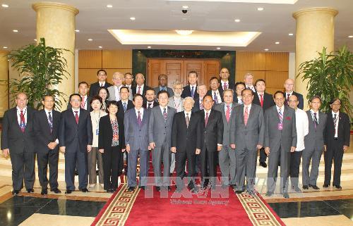 Tổng Bí thư Nguyễn Phú Trọng với các Trưởng đoàn ( Ảnh: TTXVN)