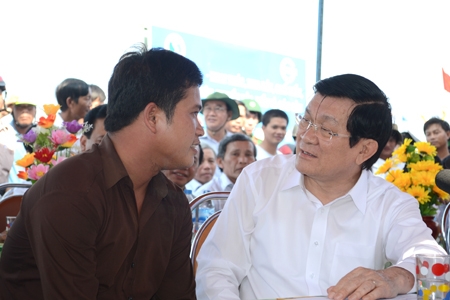 Ngư dân trẻ Bùi Văn Phải (trái) được Chủ tịch nước Trương Tấn Sang thăm hỏi động viên trong đợt Chủ tịch nước về thăm và làm việc với huyện đảo Lý Sơn (chiều 15/4/2013).                                        Ảnh: X.THIÊN        