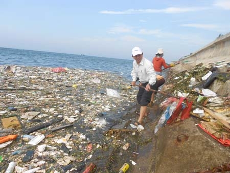 Lãnh đạo Sở VHTT và Du lịch tỉnh tham gia dọn vệ sinh làm sạch bãi biển với nhân dân huyện đảo Lý Sơn.