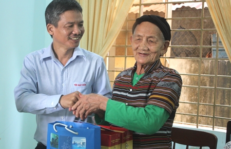  Đại diện Công ty nhựa Đạt Hoà tặng quà cho Mẹ VNAH Đinh Thị Hỉa ở Trung tâm bảo trợ xã hội tỉnh