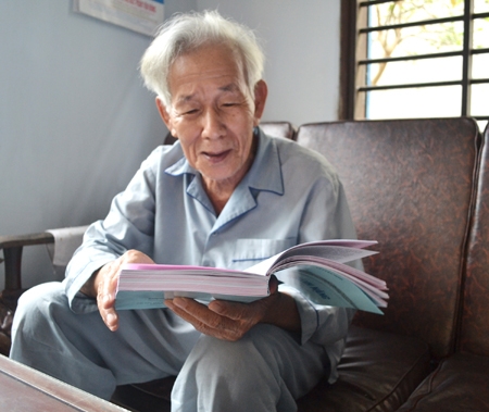  Thầy Tô Uyên Minh - hiệu trưởng Trường Trung cấp sư phạm Trung Trung Bộ giai đoạn 1964-1967 cùng cuốn hồi kí về những năm tháng gian khổ của thầy và trò.