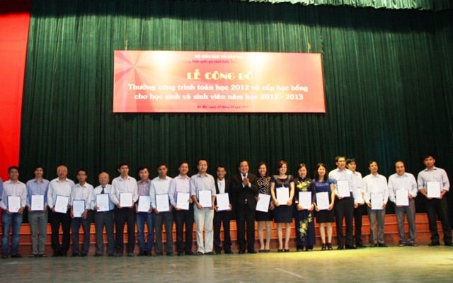 Thứ trưởng Trần Quang Quý trao thưởng cho tác giả các công trình khoa học. Ảnh: NN
