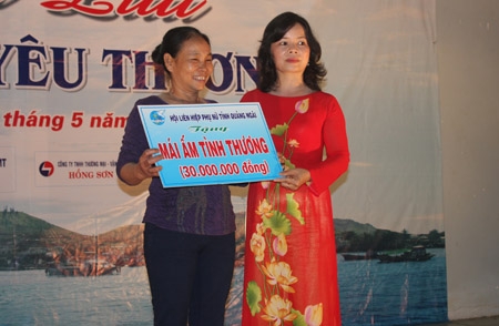 Bà Phạm Thị Thu TRang- Chủ tịch Hội LHPN tỉnh trao bảng hỗ trợ 30 triệu đồng xây mái ấm tình thương cho chị Trần Thị Thuộc