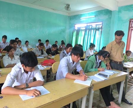 Giáo viên Trường THPT Ba Tơ phụ đạo hệ thống kiến thức cho học sinh.