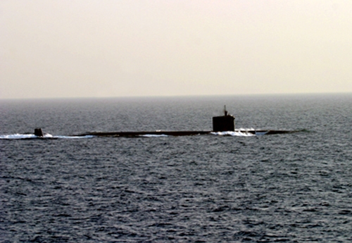 Tàu ngầm Kilo 636 của Việt Nam đang hoạt động thử nghiệm trên biển - Ảnh: EPA