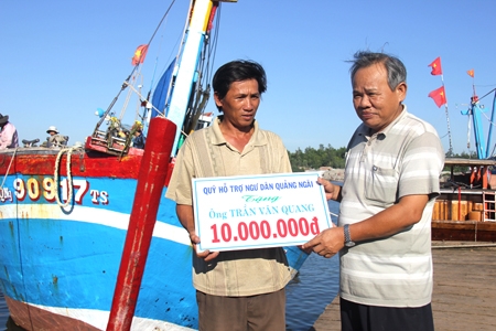 Ông Trương Ngọc Nhi, Đại diện Quỹ hỗ trợ ngư dân tỉnh trao hỗ trợ cho chủ tàu Trần Văn Quang.