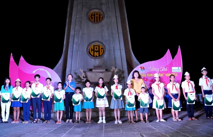 Đại diện Vietcombank Quảng Ngãi và Tỉnh đoàn Quảng Ngãi trao quà cho các em học sinh nghèo vượt khó.