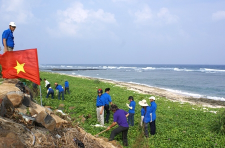 Đoàn viên thanh niên tham gia dọn rác thải dọc bờ biển trên đảo Lý Sơn.