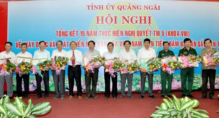 Phó Chủ tịch Thường trực UBND tỉnh Lê Qyang Thích tặng bằng khen cho những tập thể, cá nhân.