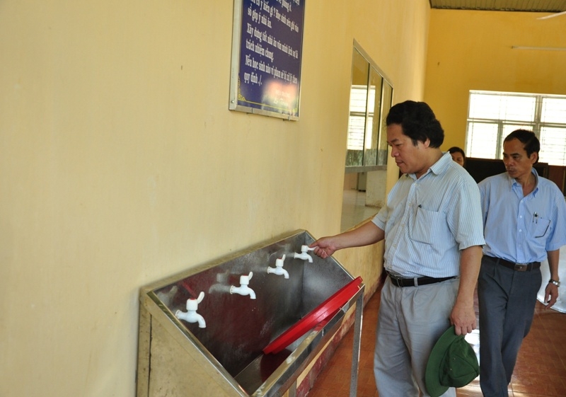 Đồng chí Võ Phiên đi kiểm tra thực tế tại Trường DTNT Trà Bồng