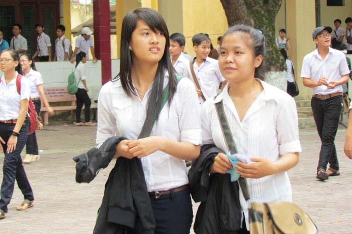 Thí sinh tại thành phố Quảng Ngãi rời phòng thi môn thứ 3 với tâm trạng thỏa mái.