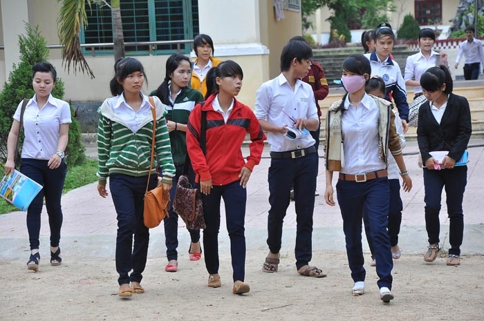 Nhiều thí sinh tại huyện Mộ Đức  sau khi kết thúc môn thi địa lý rời phòng thi với tâm trạng lo lắng.