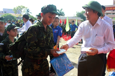 Đồng chí Lê Quang Thích- Phó Chủ tịch Thường trực UBND tỉnh trao quà cho các em học sinh tham gia chương trình Học kỳ trong quân đội