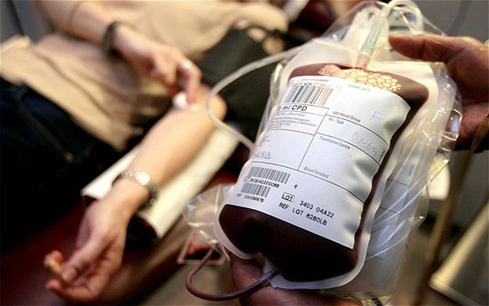  Hiến máu không chỉ giúp cứu sống những người khác mà còn có tác dụng phòng bệnh tim mạch và ung thư ở cả người hiến tặng. (Ảnh: Telegraph)