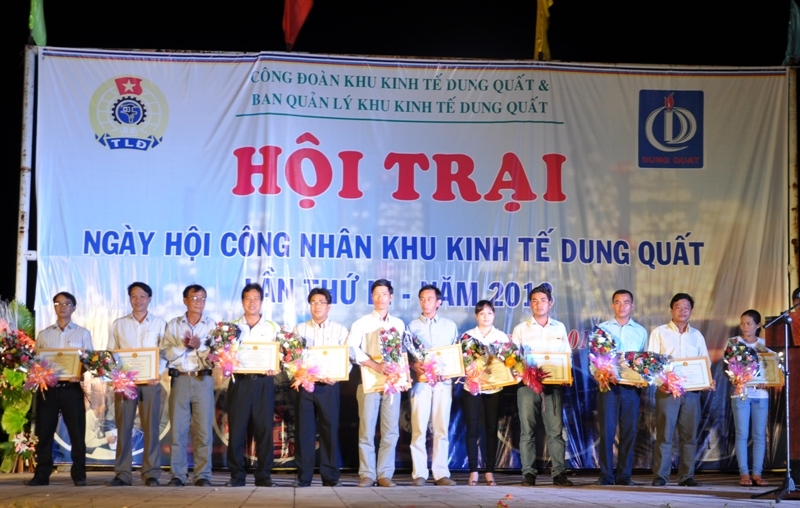 Ban Quản lý KKT DQ trao giấy khen cho các tập thể có thành tích xuất sắc trong năm 2012