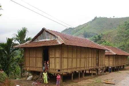  Nhà 167 của người nghèo huyện miền núi Sơn Tây đã xây xong từ lâu nhưng chưa nhận được tiền hỗ trợ .                     Ảnh: TN