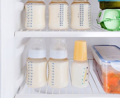 Nhiều bà mẹ chọn cách vắt sữa bảo quản lạnh để duy trì cho con bú sữa mẹ khi đi làm xa. Ảnh: parents.