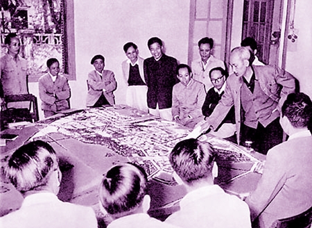  Bác Hồ xem hình mẫu xây dựng thủ đô Hà Nội và dặn dò vấn đề nhà ở của nhân dân lao động (1959).                                                Ảnh:T.L