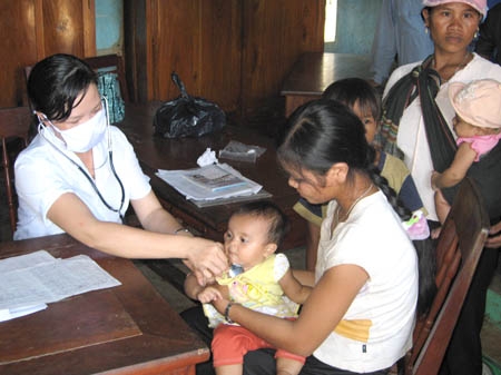 Y, bác sĩ huyện Ba Tơ khám chữa bệnh cho trẻ em nghèo.       Ảnh: B.S    