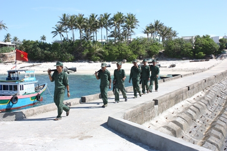  Lực lượng dân quân tự vệ tuần tra bảo vệ huyện đảo Lý Sơn.                                                                                                                                                                                                  Ảnh: TL