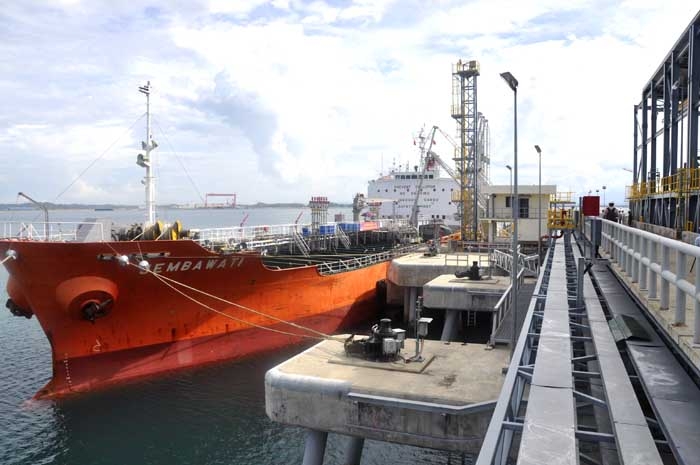 Tàu cập Cảng xuất sản phẩm Nhà máy lọc dầu Dung Quất để nhập xăng máy bay 