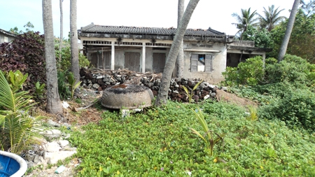 Một ngôi nhà ở Mom Tàu, đảo Bé đóng cửa từ lâu vì sóng biển uy hiếp.    