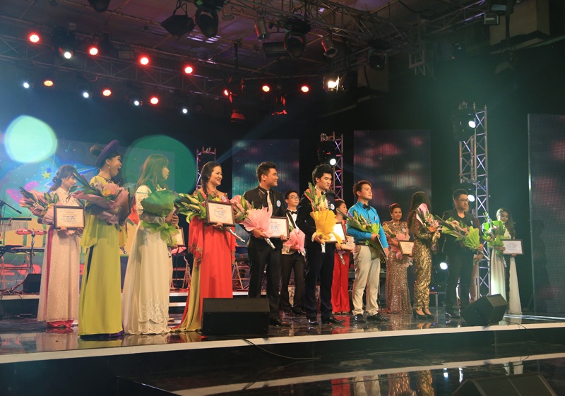 9 thí sinh đầu tiên có mặt trong đêm CK toàn quốc của Sao Mai 2013 đã lộ diện. (Ảnh: Minh Nguyễn)