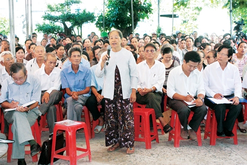Người dân thị trấn Châu Ổ nêu ý kiến tại buổi đối thoại với đồng chí Bí thư Huyện uỷ Bình Sơn.