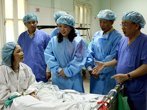 Chiều 8-7, Bộ trưởng Bộ Y tế Nguyễn Thị Kim Tiến đã tới thăm các bệnh nhân được ghép tạng từ người cho chết não ngày 30-6 tại Bệnh viện (BV) Việt Đức (Hà Nội) và khen thưởng các kíp thực hiện ca ghép này.