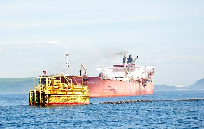 Tàu vận chuyển lô dầu thứ 300 vận hành bơm dầu tại phao rót dầu một điểm neo SPM Nhà máy Lọc dầu Dung Quất