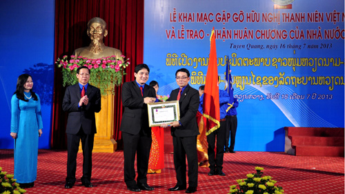  Đồng chí Vi Lay Vông Bút Đa Khăm - Bí thư Trung ương Đoàn Thanh niên Nhân dân Cách mạng Lào trao tặng Huân chương Tự Do hạng Nhất cho Trung ương Đoàn TNCS Hồ Chí Minh