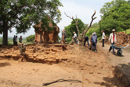  Toàn cảnh khai quật khảo cổ tháp Po Dam - (Ảnh: Quế Hà)