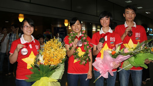  Bốn học sinh đoạt huy chương tại kỳ thi Olympic Sinh học năm 2012 tại Singapore (Ảnh: GDTĐ)