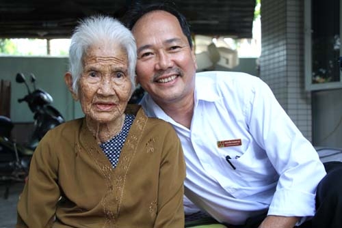  Mẹ VNAH Phan Thị Loan với người con trai út Nguyễn Thành Sự.