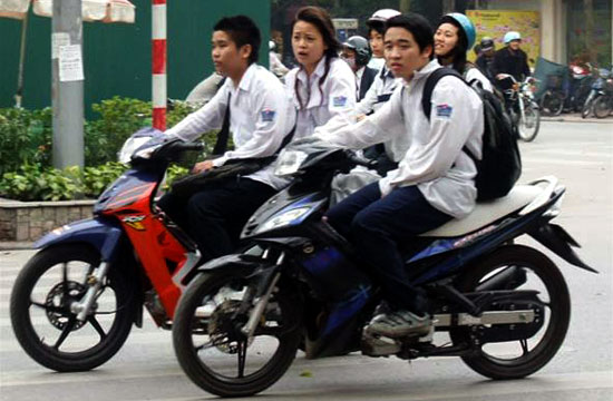 Theo Dự thảo, người dưới 18 tuổi điều khiển xe máy bị phạt từ 400.000 - 600.000 đồng.
