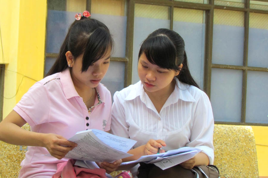 Các thí sinh dự thi vào trường ĐH Phạm Văn Đồng năm 2013. Ảnh: QNĐT.