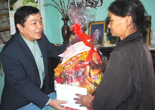  Đồng chí Phạm Thanh Hải - Trưởng Ban Tuyên giáo Tỉnh uỷ tặng quà cho gia đình chính sách.