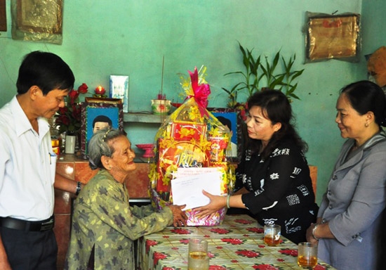 Trao quà cho gia đình Nguyễn Thị Lý- vợ liệt sĩ tại xã Bình Chánh, Bình Sơn