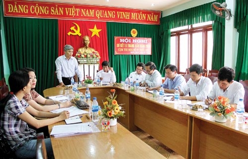  Đồng chí Võ Văn Hào trao đổi tại buổi làm việc.