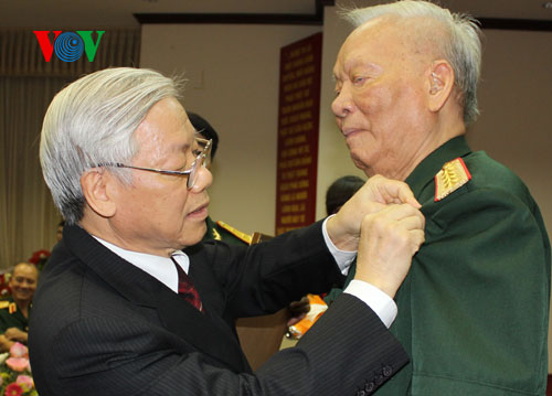 Tổng Bí thư Nguyễn Phú Trọng đã gắn Huy hiệu 75 năm tuổi Đảng cho đồng chí Lê Đức Anh
