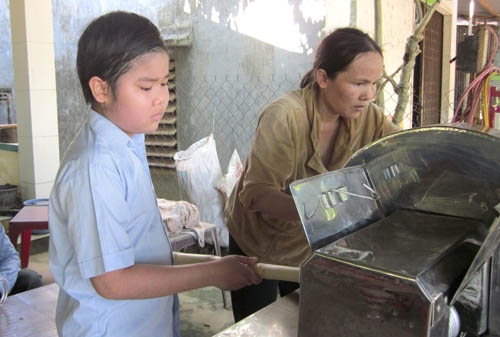 Ngoài thời gian học, Hảo giúp mẹ bán nước mía để kiếm thêm thu nhập.
