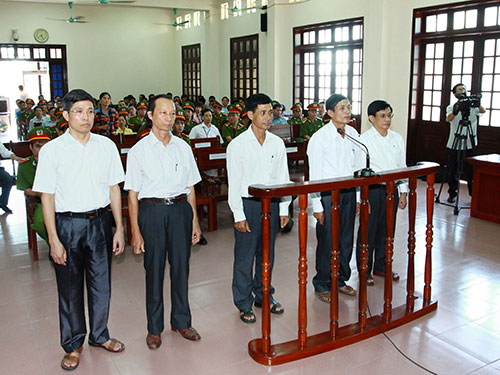  Các bị cáo Nguyễn Văn Khanh, Phạm Xuân Hoa, Lê Thanh Liêm, Phạm Đăng Hoan, Lê Văn Hiền (từ trái qua phải) tại phiên tòa. Ảnh: TTXVN