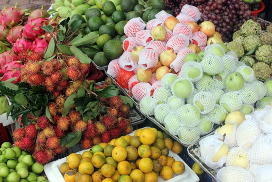 Giữa hàng chục loại trái cây bày bán trên thị trường, người tiêu dùng không biết phân biệt đâu là trái cây nội, đâu là hàng Trung Quốc