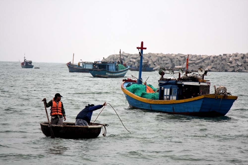 Tình trạng ngư dân vi phạm hành lang an toàn của Nhà máy lọc dầu Dung Quất để đánh bắt hải sản diễn ra phổ biến.