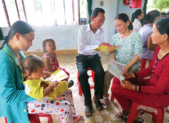 Ông Nguyễn Trọng trong một buổi tuyên truyền công tác KHHGĐ cho chị em phụ nữ trong thôn.